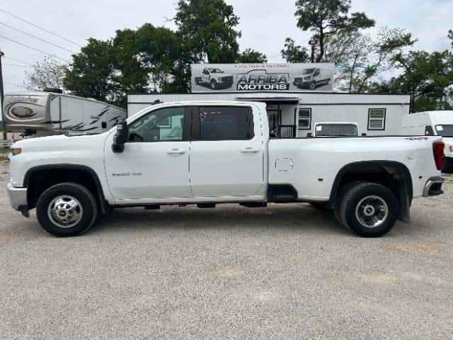 Interior of 2022 Silverado 3500HD LT with touchscreen and comfort features