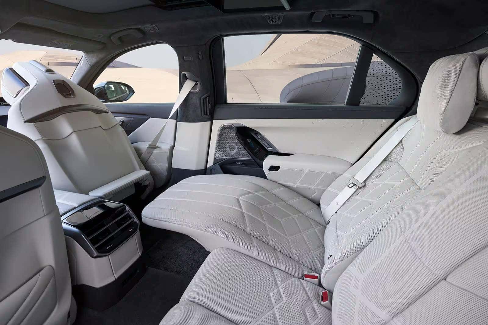 2027 BMW 7 Series cabin comparison