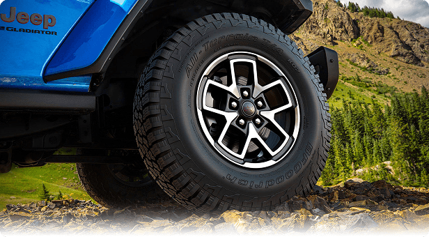 17-Inch Aluminum Machined Face with Black Painted Pockets — Standard on Rubicon