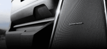 PREMIER INTERIOR SOUND WITH THE 900-WATT HARMAN KARDON PREMIUM AUDIO SYSTEM
