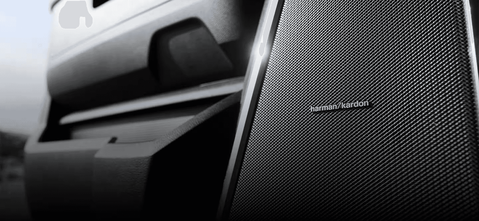 PREMIER INTERIOR SOUND WITH THE 900-WATT HARMAN KARDON PREMIUM AUDIO SYSTEM