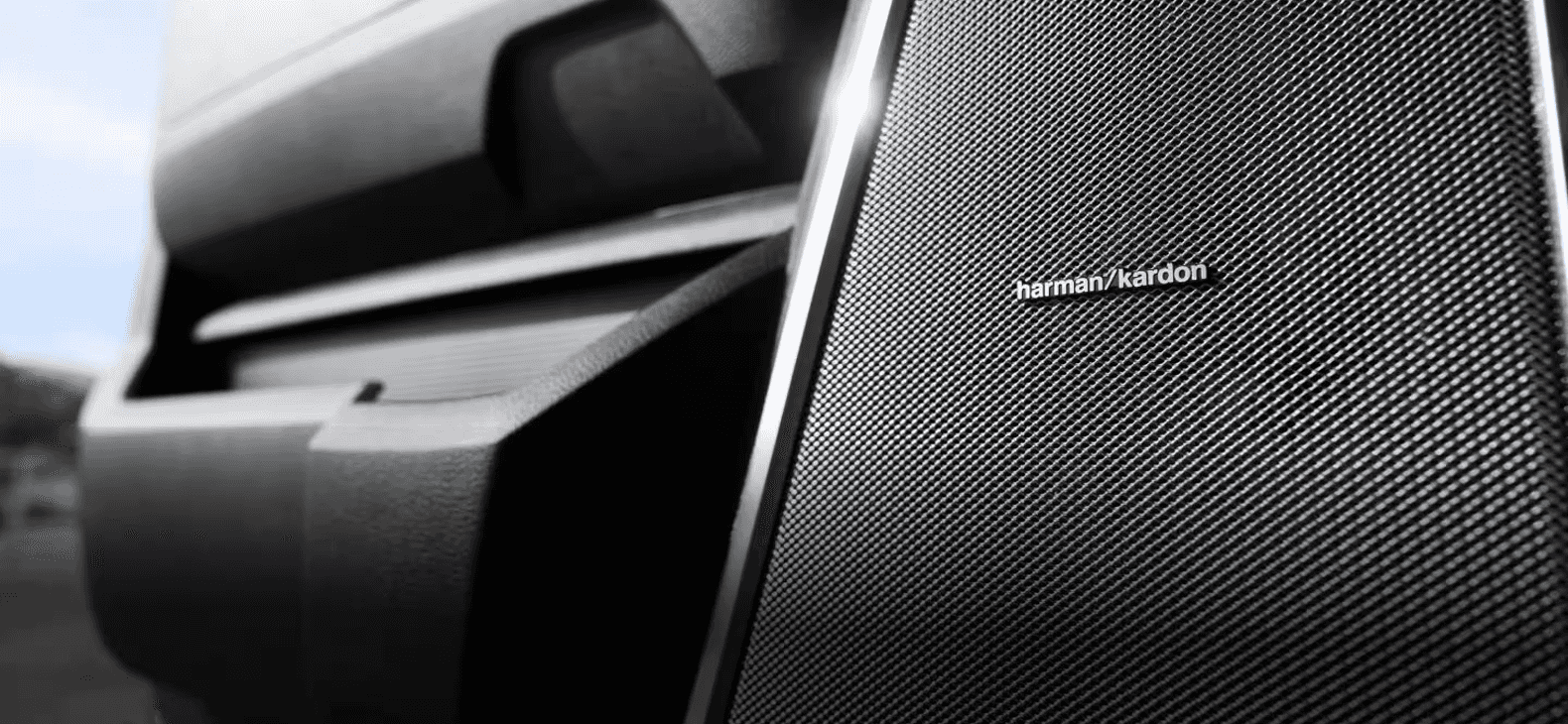 PREMIER INTERIOR SOUND WITH THE 900-WATT HARMAN KARDON PREMIUM AUDIO SYSTEM