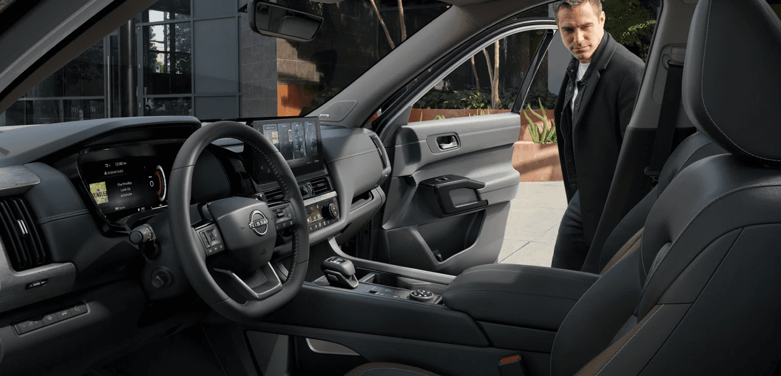 Nissan Pathfinder full interior panorama